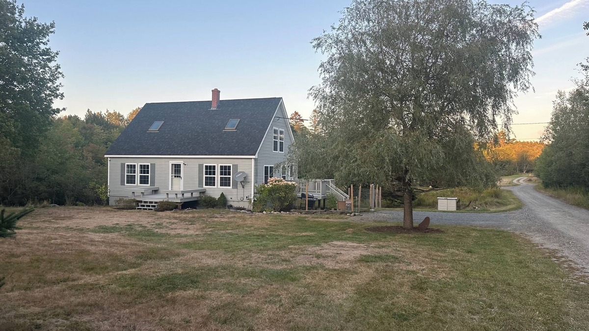 Seal Cove House | Lovely 6-bedroom house in the village of Center for a peaceful getaway