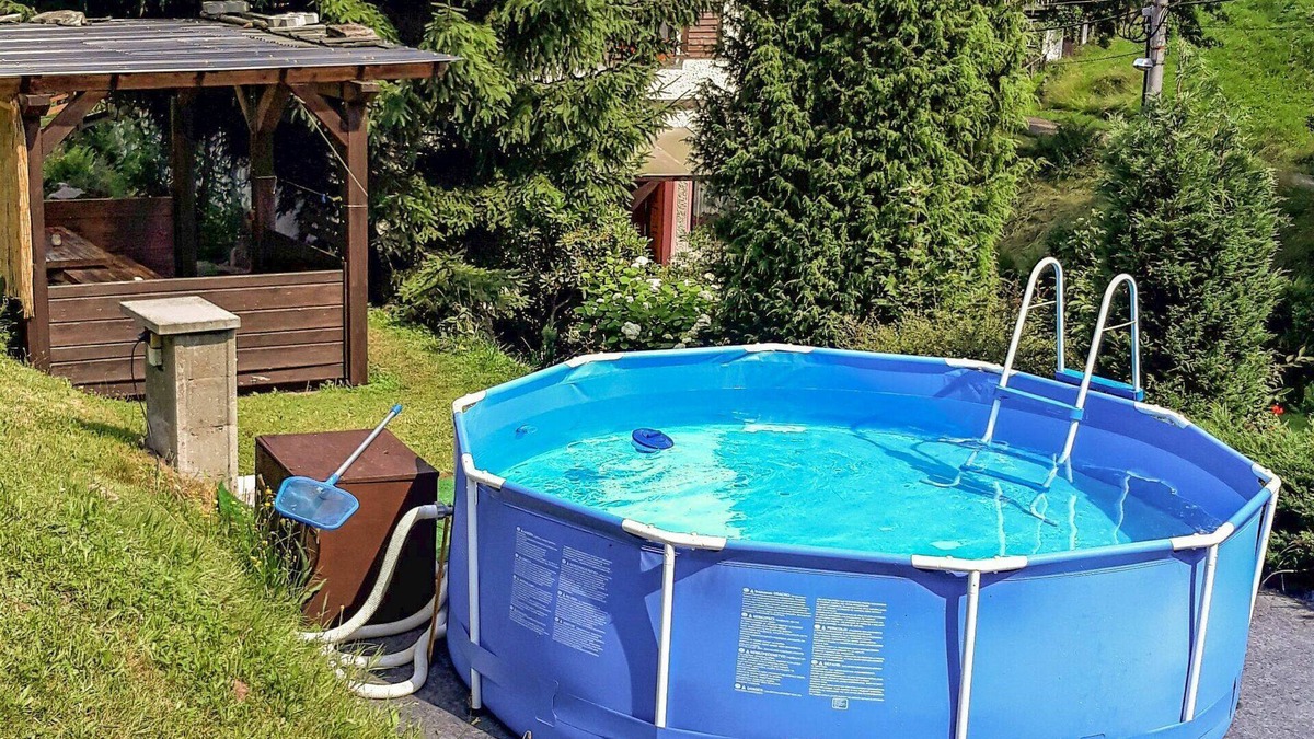 Starkov Villa | Lovely apartment in villa for 4 people with pool, WIFI, TV, patio, pets allowed and parking