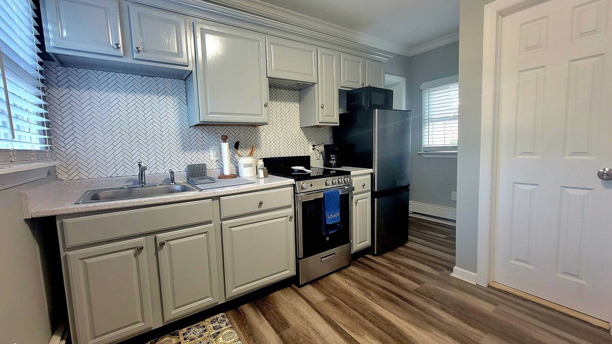 Baywood Apartment | Lovely and Cozy 1 Bedroom Apartment in Bay Shore