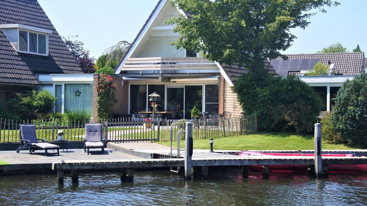 Uitwellingerga Villa | Lovely and cozy cottage centrally located on the water side in Friesland