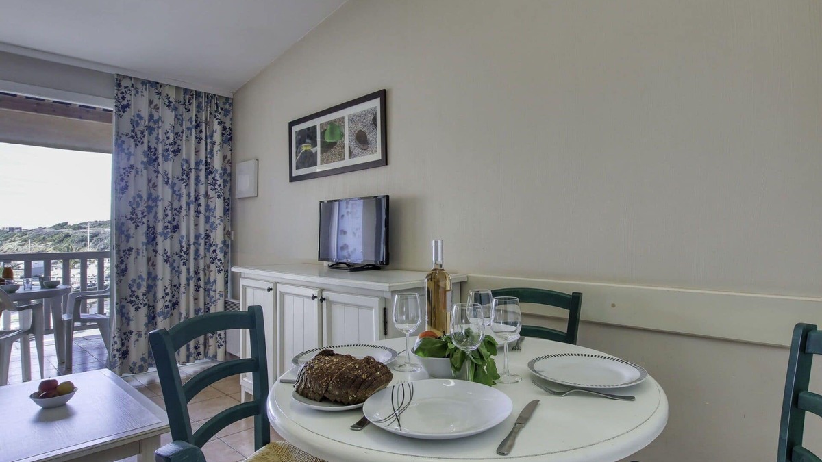 Six-Fours-les-Plages Apartment | Lovely apartment for 4 people with pool, WIFI, TV and terrace