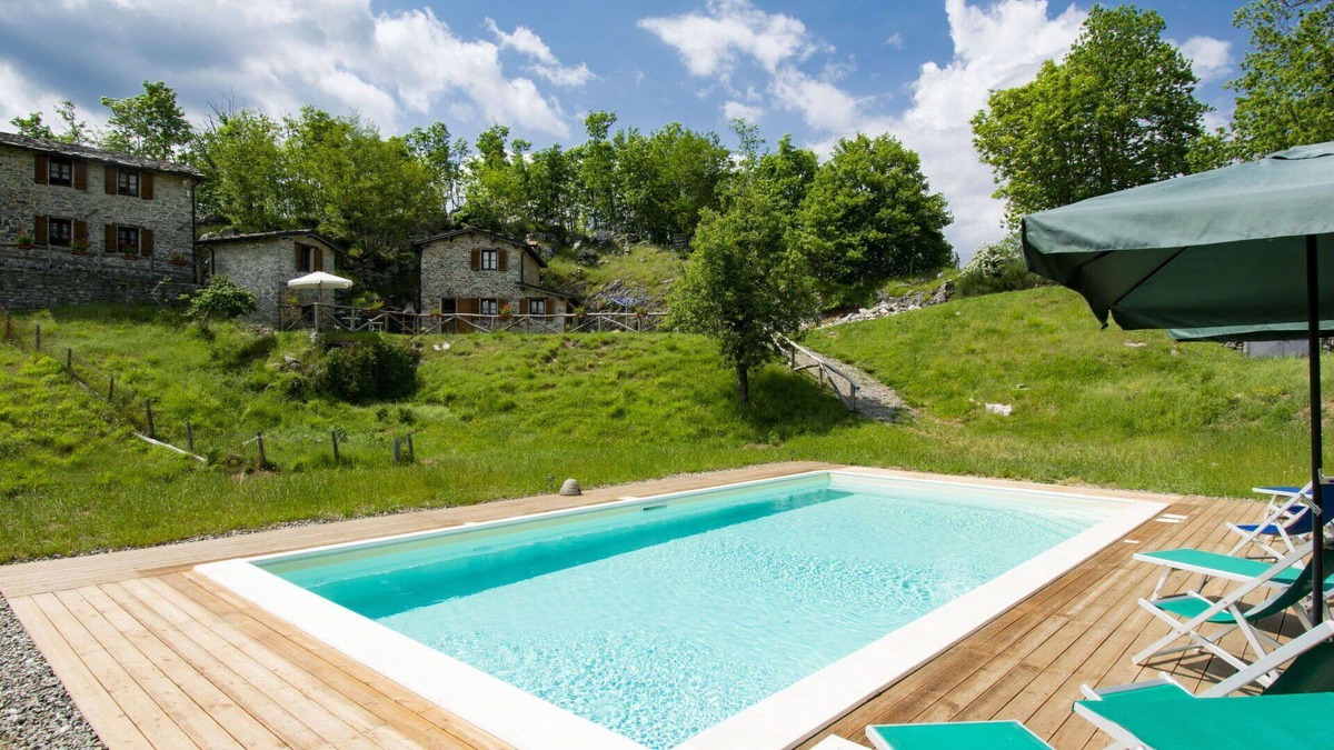 Fabbriche di Vallico Villa | Lovely apartment in villa for 6 people with pool, WIFI, TV, patio, pets allowed and parking