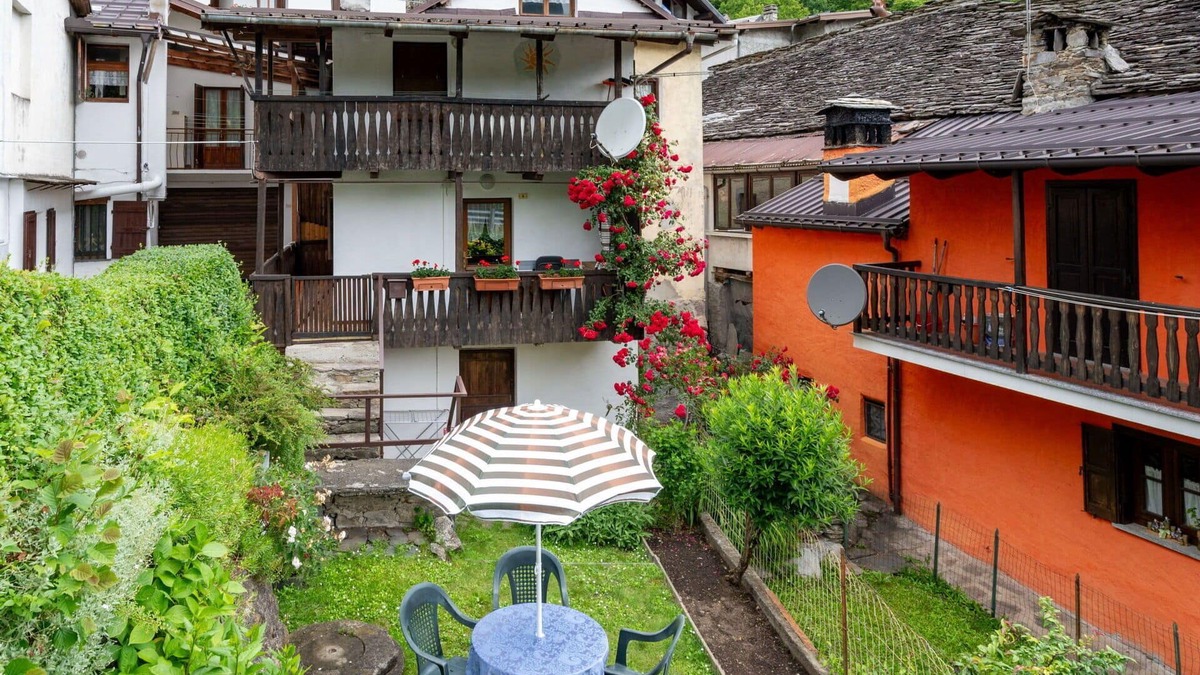 Calasca-Castiglione Apartment | Lovely apartment for 5 people with WIFI, TV, balcony, pets allowed and parking