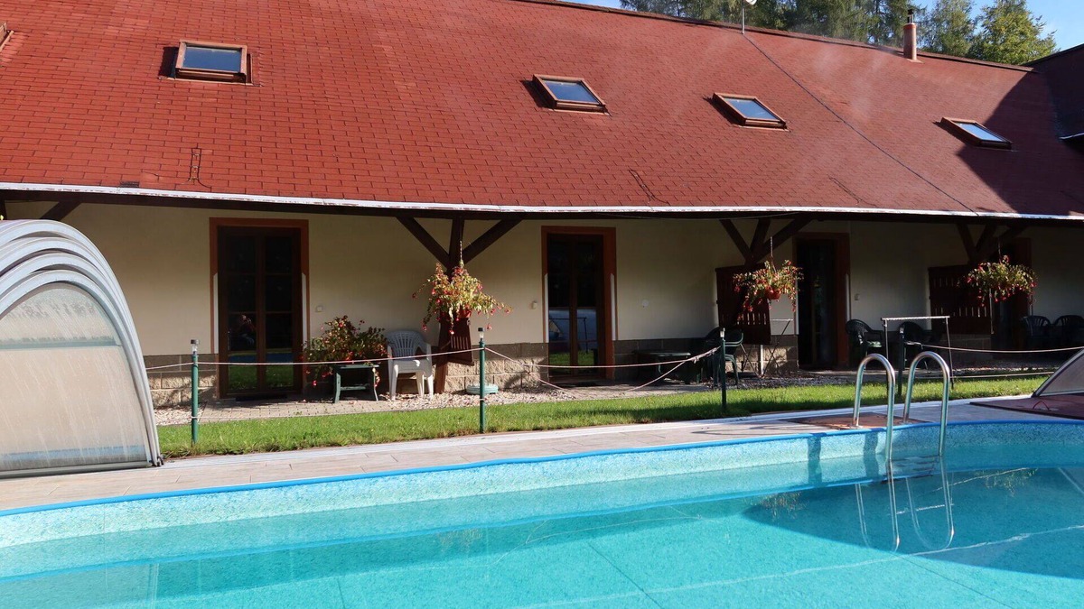 Desna Apartment | Lovely apartment for 4 people with WIFI, pool, TV and patio