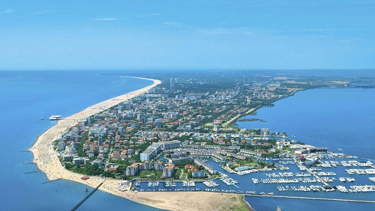 Lignano Sabbiadoro Apartment | Lovely apartment for 4 people with WIFI, A/C, TV, balcony, pets allowed and parking