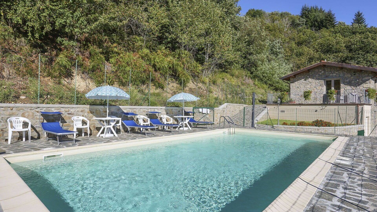 Villa Collemandina Villa | Lovely apartment in villa for 3 people with pool, WIFI, terrace, pets allowed and parking