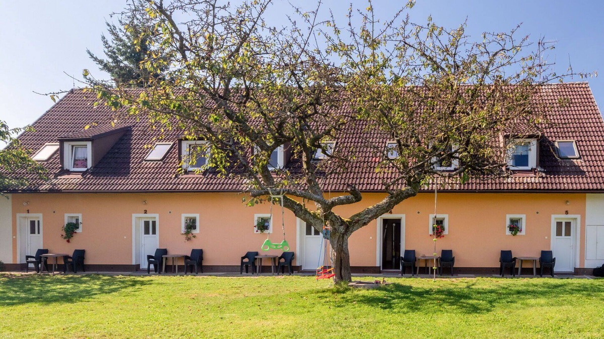 Rabyne Apartment | Lovely apartment for 5 people with WIFI, patio, pets allowed, panoramic view and parking