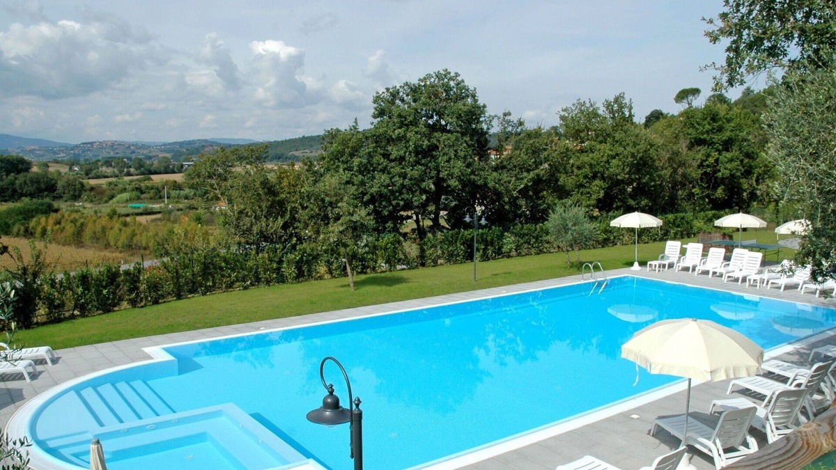 Popoltaio-Schiacciato Villa | Lovely apartment in villa for 8 guests with A/C, WIFI, pool, TV, patio and parking