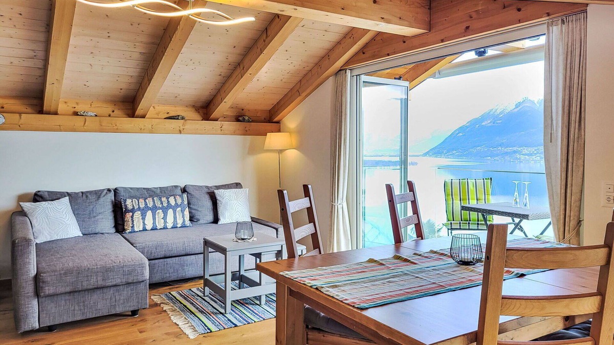 Porto Ronco Apartment | Lovely apartment for 4 people with WIFI, TV, balcony, pets allowed, panoramic view and parking