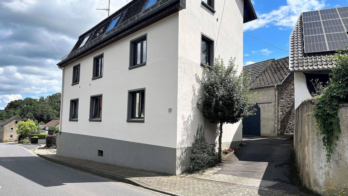 Quiddelbach Apartment | Lovely apartment for 10 people with WIFI, A/C, TV, patio and parking
