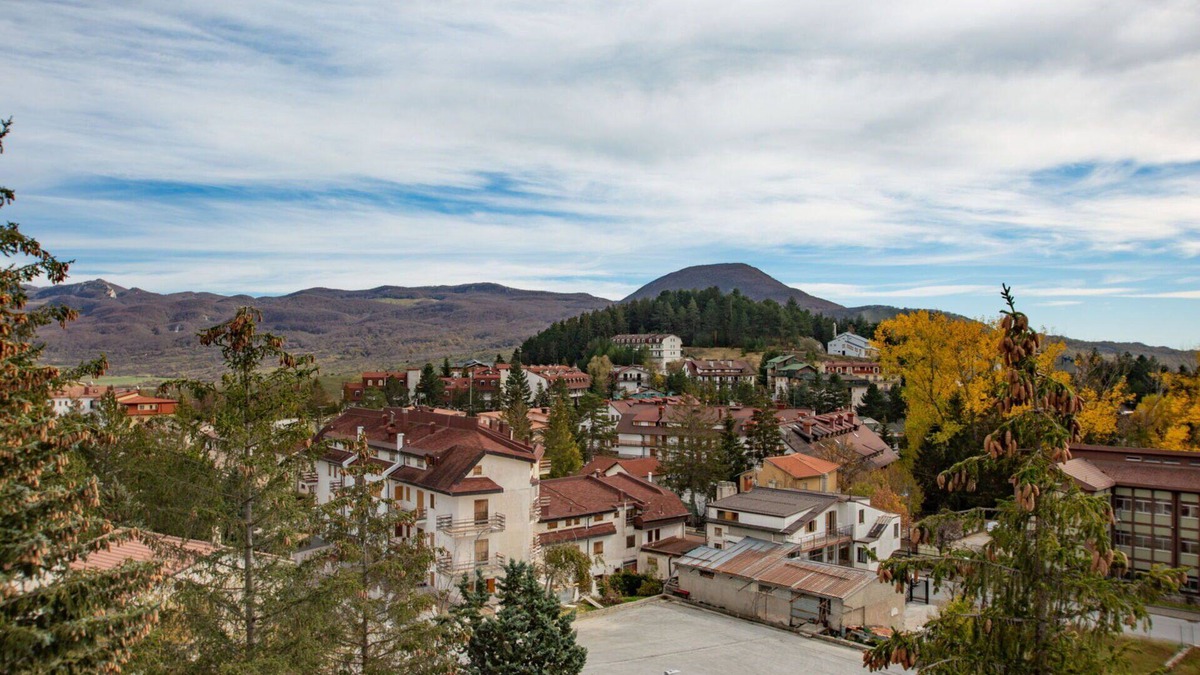 Rivisondoli Apartment | Lovely apartment for 4 people with balcony, pets allowed and parking