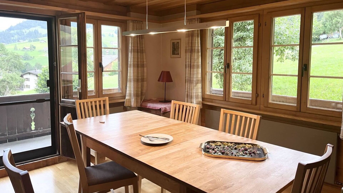 Zweisimmen Apartment | Lovely apartment for 8 people with WIFI, TV, balcony, pets allowed and parking