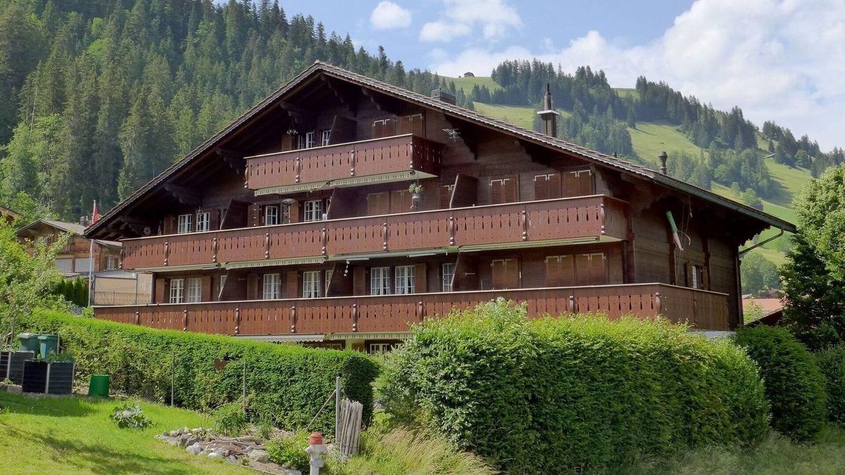 Zweisimmen Apartment | Lovely apartment for 5 guests with WIFI, TV, balcony, pets allowed, panoramic view and parking