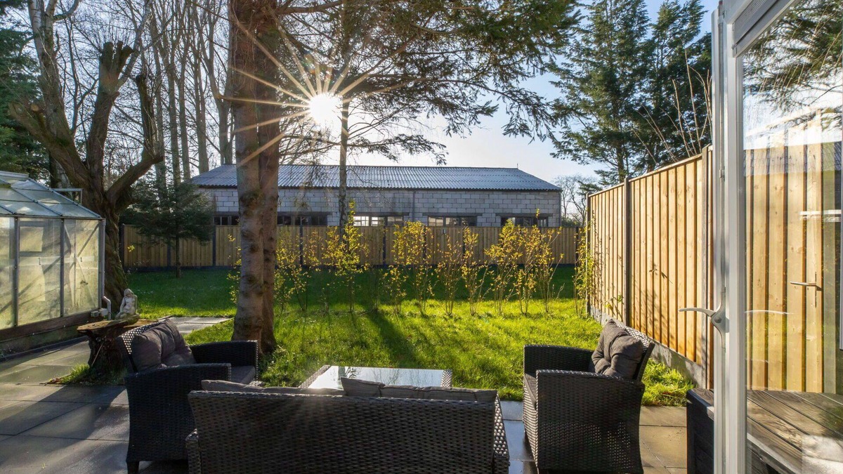 Wolphaartsdijk Apartment | Lovely apartment for 2 guests with WIFI, hot tub, TV, terrace, pets allowed and parking