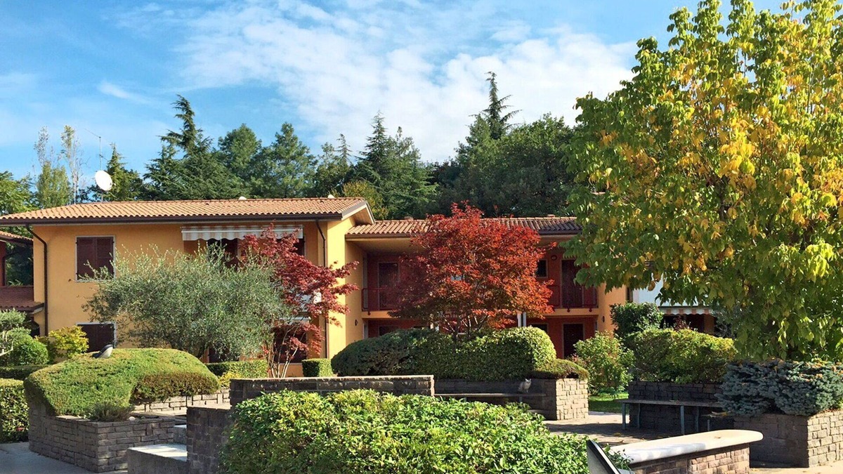 Colà Di Lazise Apartment | Lovely apartment for 3 people with pool, A/C, TV, balcony, pets allowed and parking