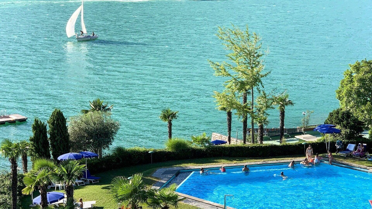 Bissone Apartment | Lovely apartment for 4 guests with A/C, pool, WIFI, TV, balcony, panoramic view and parking