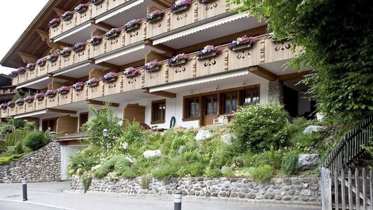 Gstaad Apartment | Lovely apartment for 4 guests with WIFI, TV and balcony