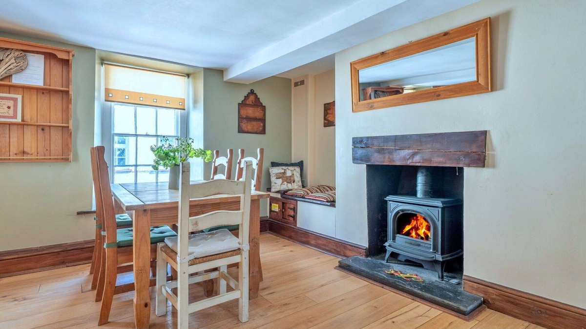 Brecon Apartment | Lovely apartment for 4 guests with WIFI, terrace, pets allowed and parking