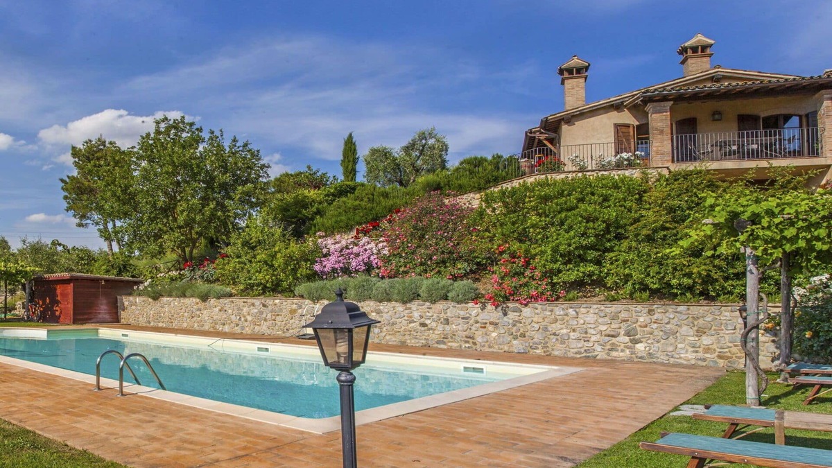 Allerona Apartment | Lovely apartment for 4 people with WIFI, pool, TV, patio, pets allowed and parking