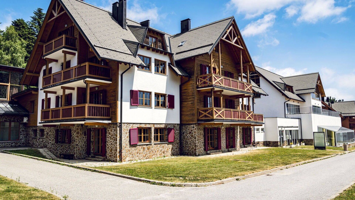 Hocko Pohorje Apartment | Lovely apartment for 4 people with WIFI, pool, TV, balcony, pets allowed, panoramic view and par.