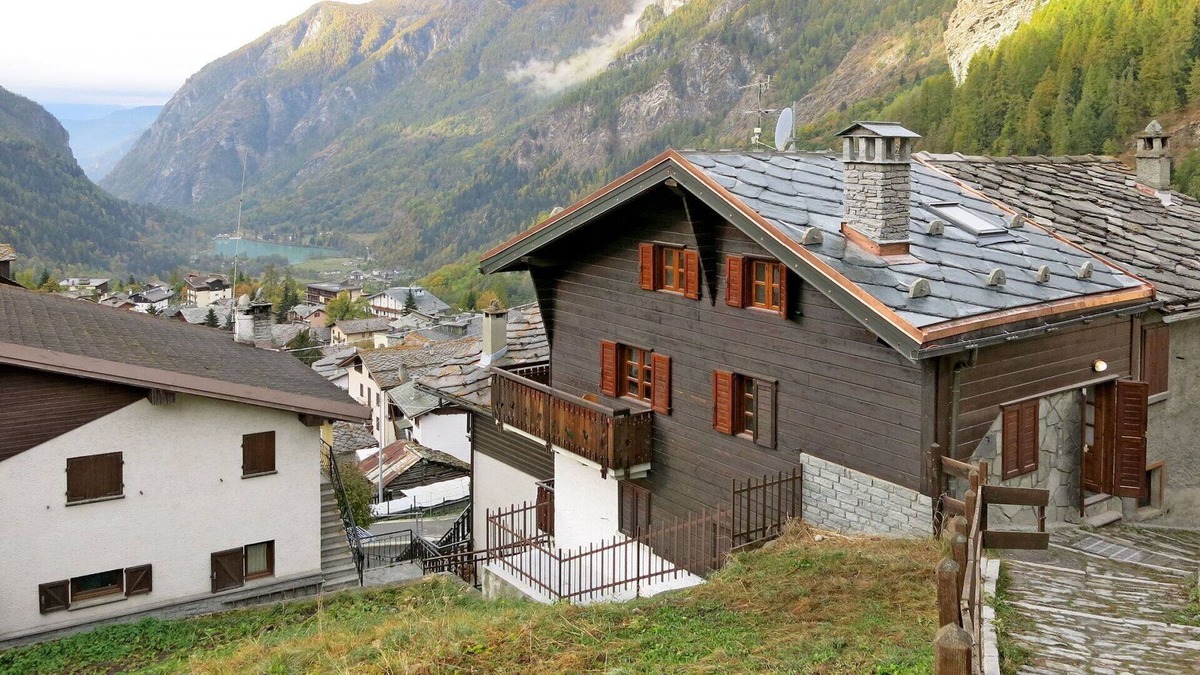 Valtournenche Apartment | Lovely apartment for 5 guests with WIFI, TV, balcony and pets allowed