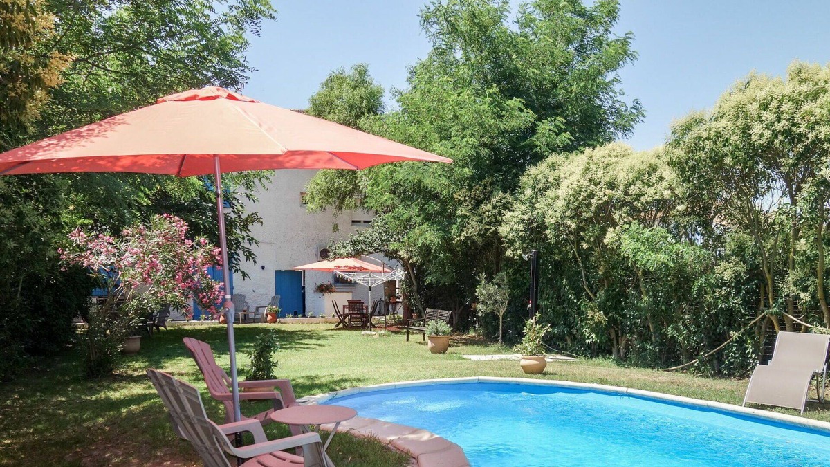 Saint-Laurent-d'Aigouze Apartment | Lovely apartment for 6 guests with WIFI, A/C, private pool, TV, patio, pets allowed and parking