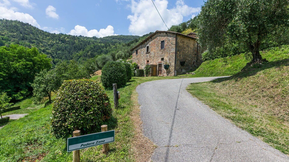 Pescia Apartment | Lovely apartment for 6 guests with WIFI, pool, TV, patio, pets allowed and parking