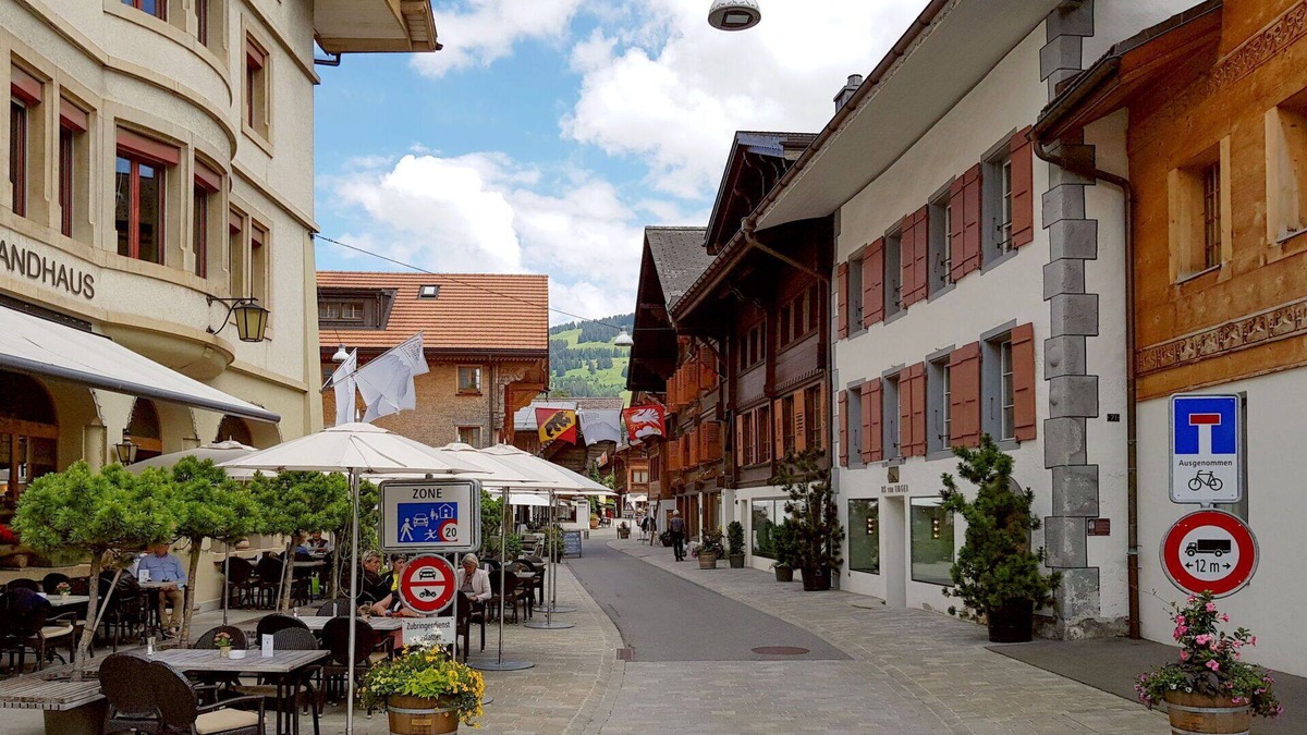 Saanen Apartment | Lovely apartment for 8 people with WIFI, TV and terrace