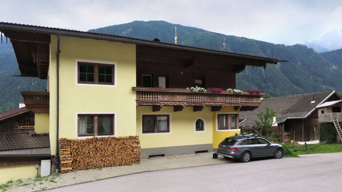 Burgstall Apartment | Lovely apartment for 10 guests with WIFI, TV, balcony and parking