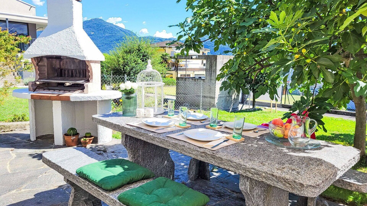 Gordola Apartment | Lovely apartment for 2 guests with A/C, WIFI, TV, patio, pets allowed, panoramic view and parking