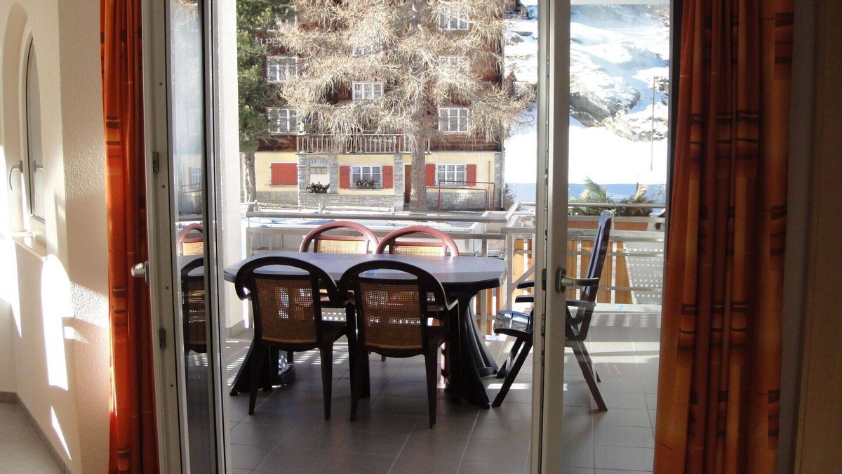 Saas Grund Apartment | Lovely apartment for 4 guests with WIFI, TV, balcony, pets allowed, panoramic view and parking