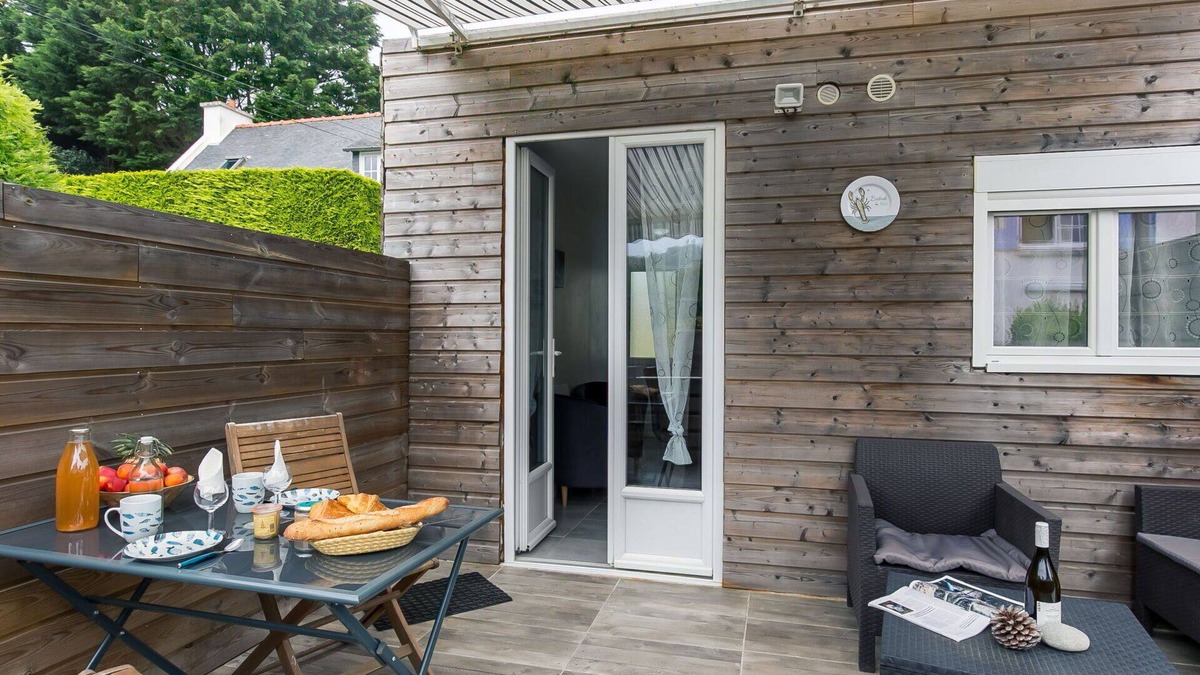 Locquirec Apartment | Lovely apartment for 2 guests with WIFI, TV, terrace, pets allowed and parking