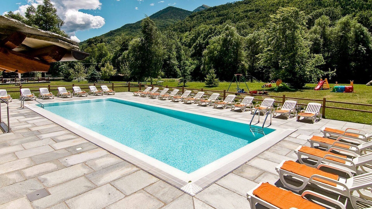Sampeyre Apartment | Lovely apartment for 4 guests with WIFI, pool, TV, terrace and parking