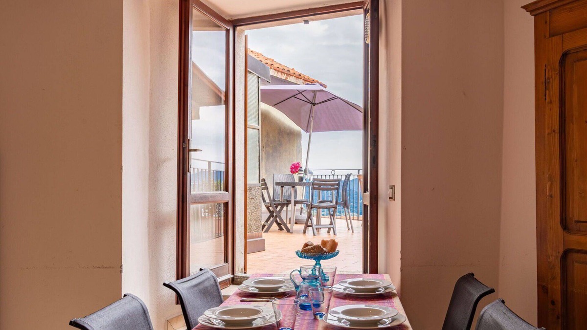 Maccagno Apartment | Lovely apartment for 5 guests with TV, terrace, pets allowed and parking