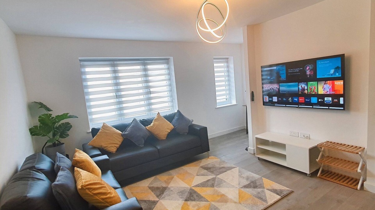 Chesterfield Apartment | Lovely apartment close 2 City Center &Rail Station