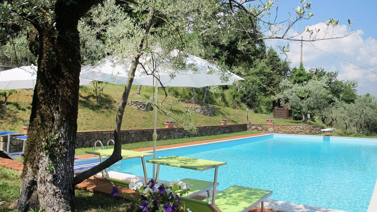 Montevarchi Villa | Lovely apartment in villa for 4 people with pool, WIFI, TV, patio, pets allowed and parking