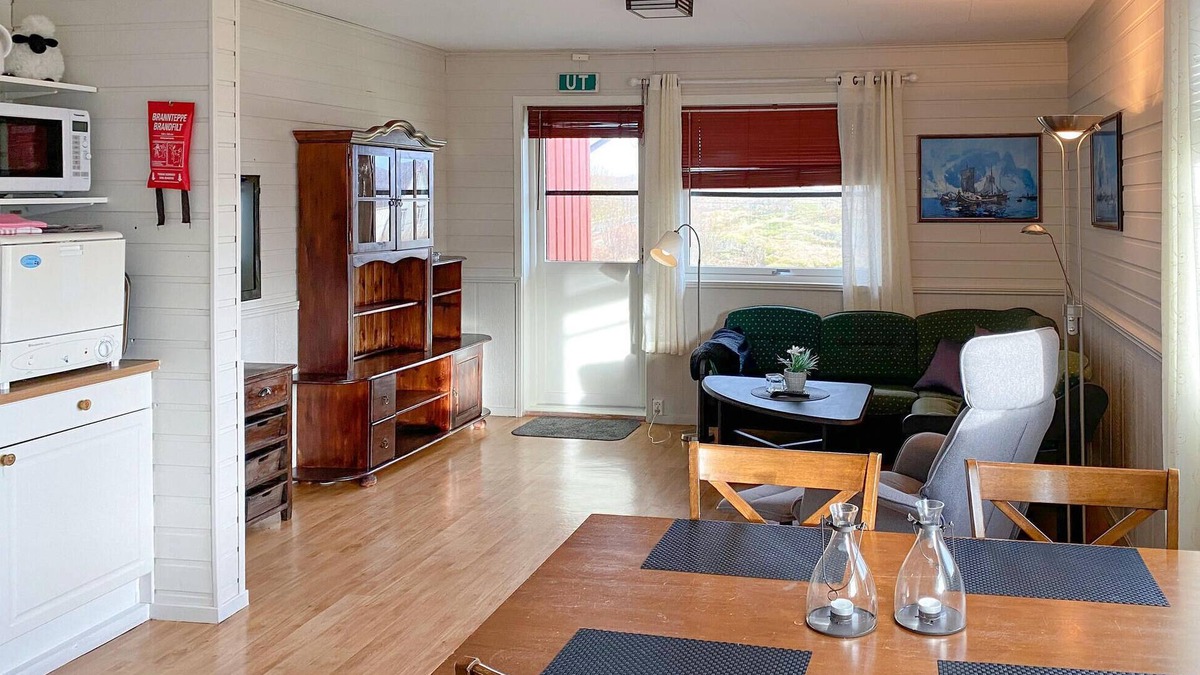 Offersøy Apartment | Lovely apartment in Offersøy with sauna