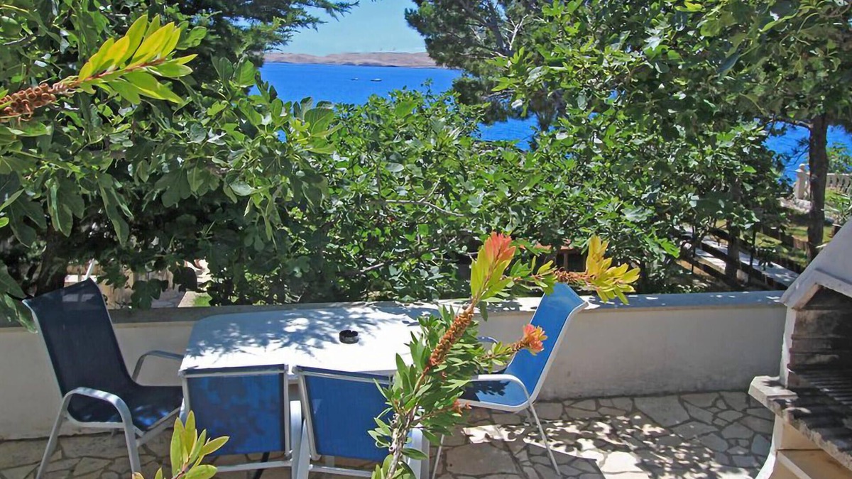 Cesarica Apartment | Lovely apartment in Ribarica with WiFi