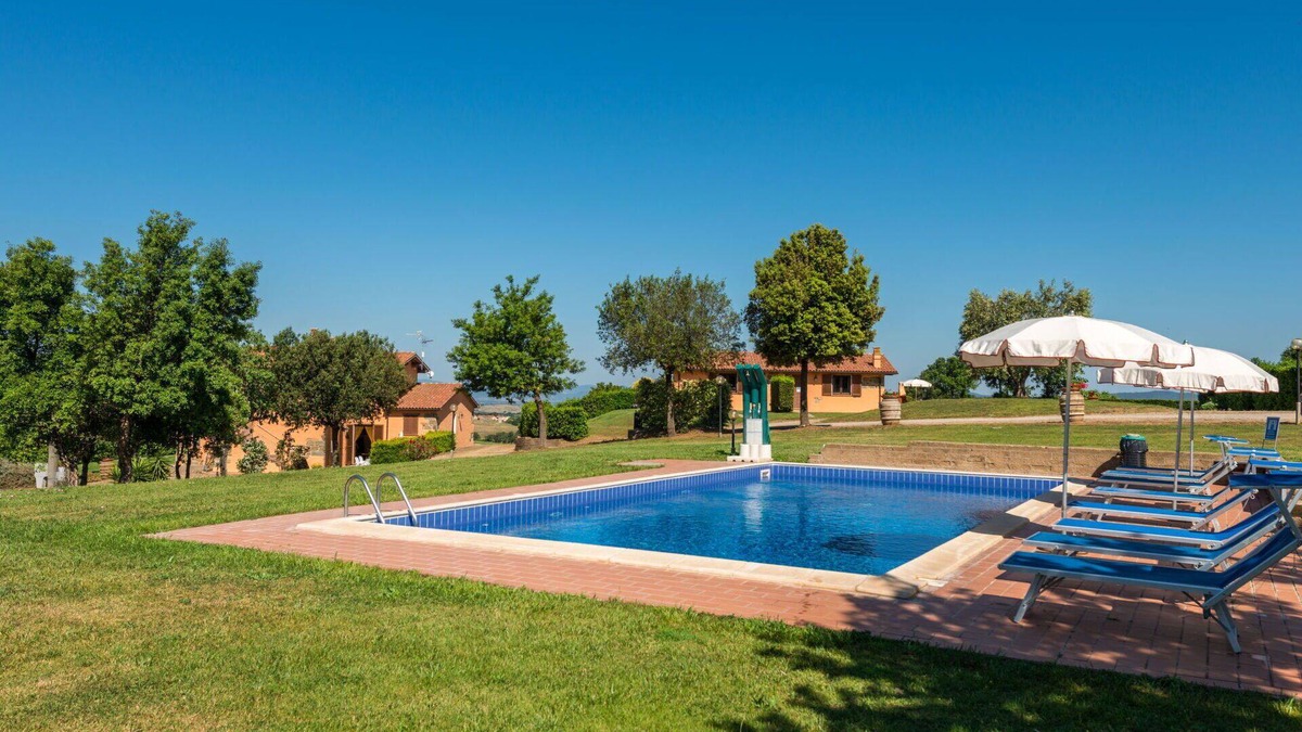 Scansano Villa | Lovely apartment in villa with pool, A/C, WIFI, TV, terrace, pets allowed and parking