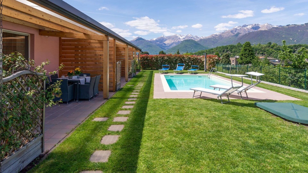 Colico Piano House | Lovely apartment in villa for 6 guests with WIFI, pool, TV, terrace and parking