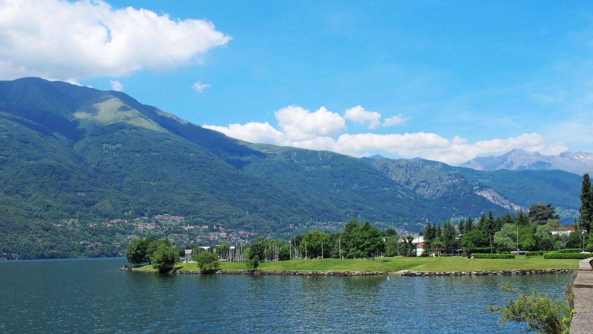 Dervio Villa | Lovely apartment in villa for 6 guests with A/C, WIFI, TV, patio, pets allowed and parking