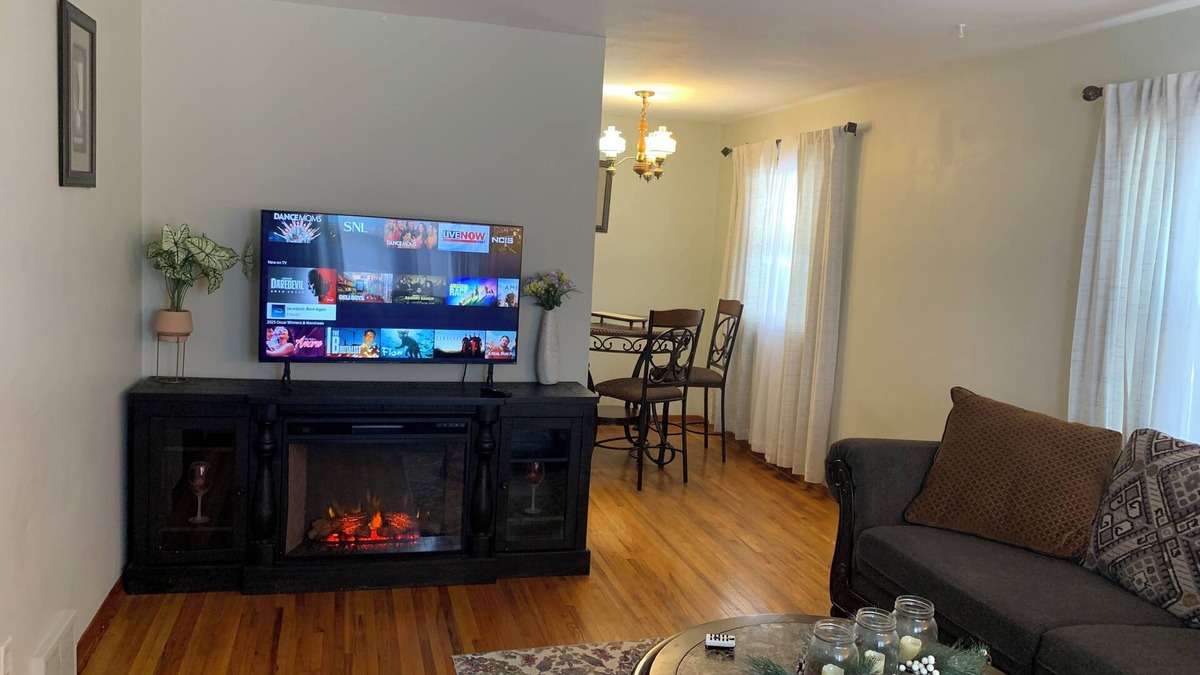 Diamond Lake Apartment | Lovely apartment on Duplex House in Minneapolis Near Airport & MOA