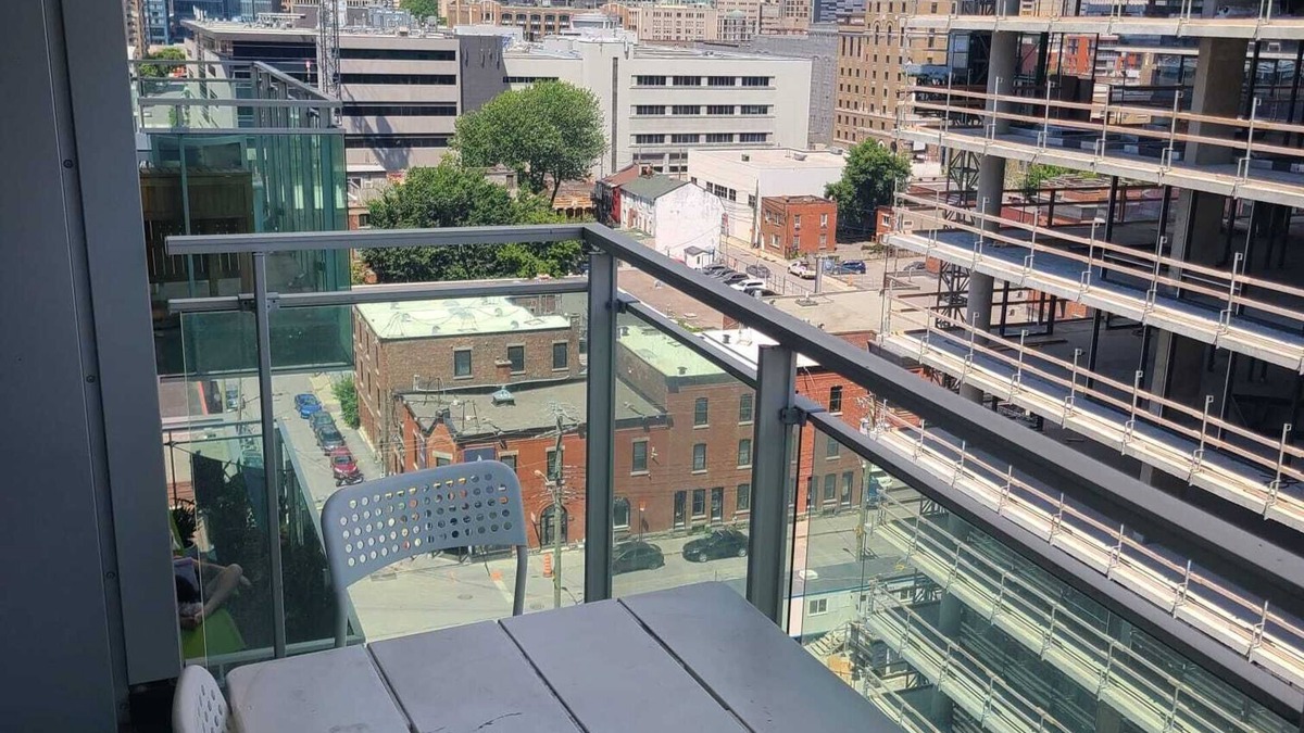 Griffintown Condo | Lovely apartment with city view