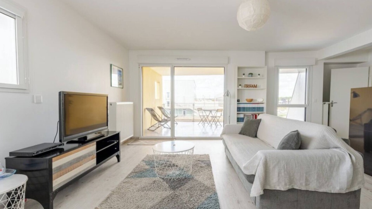 Bassins a Flot Apartment | Lovely apartment with view + parking in the nouveaux chartrons district