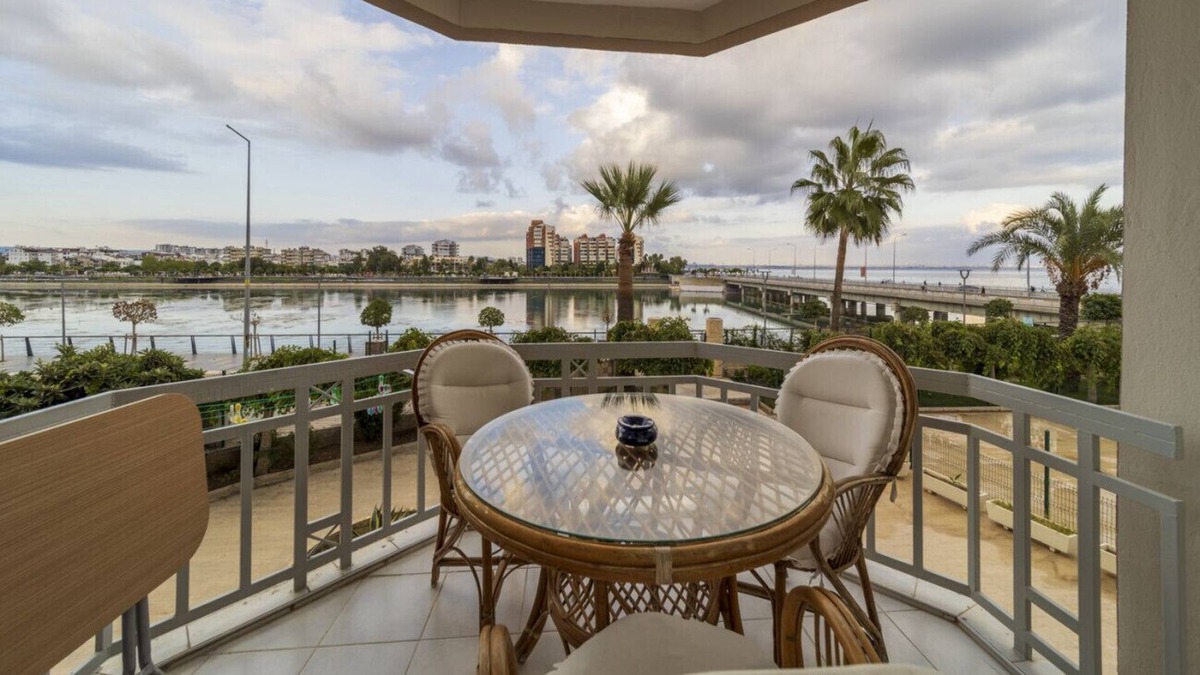 Liman Mahallesi Apartment | Lovely Apartment with Shared Pool in Konyaalti