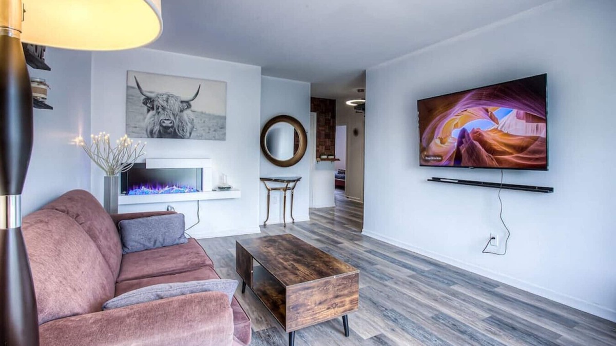 Mercier-Hochelaga-Maisonneuve Apartment | Lovely apt in Rougemont top floor FREE PARKING