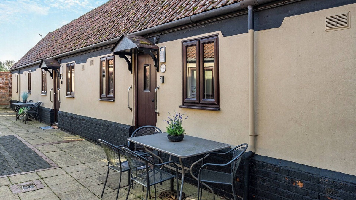 Colchester Apartment | Lovely barn in a beautiful setting with swimming pool.
