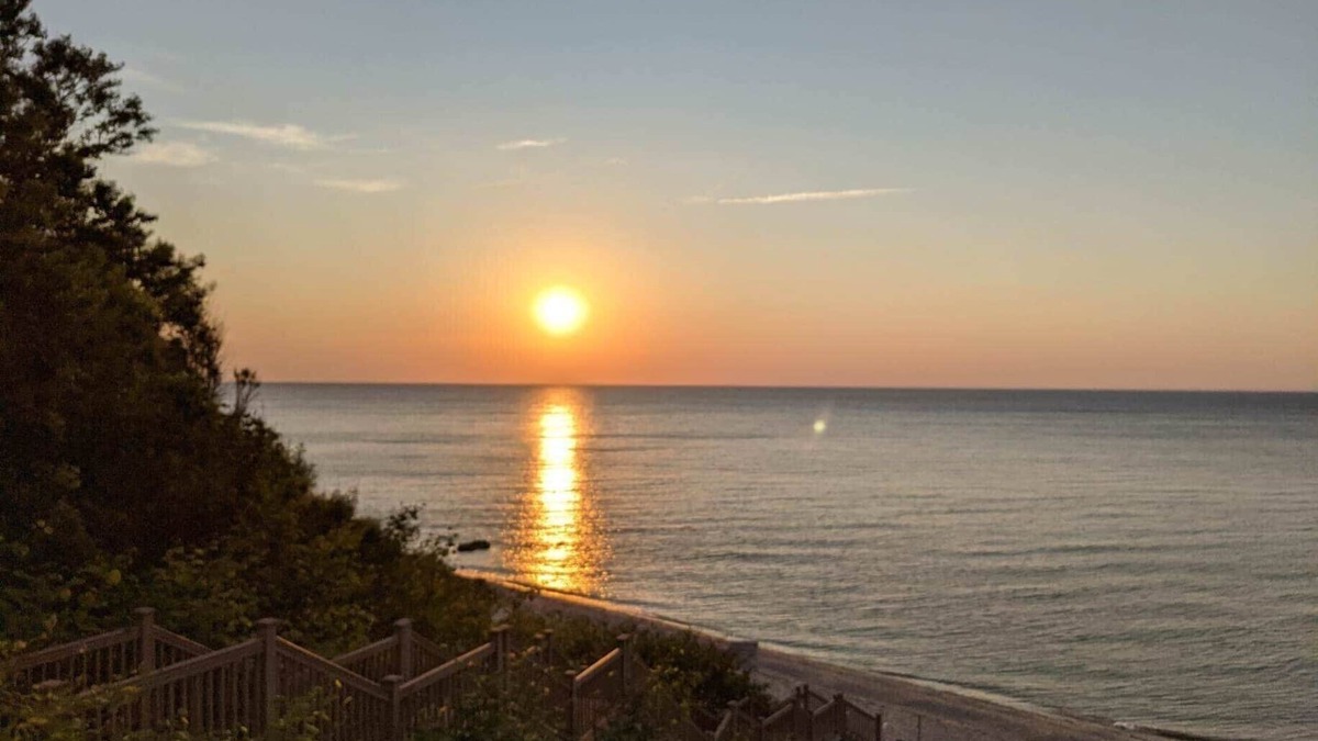 Baiting Hollow Cottage | Lovely beach cottage with private deck, walk to the beach, vineyards nearby