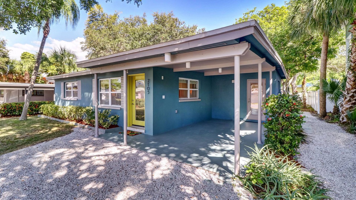 Indian Rocks Beach House | Lovely Beach Bungalow 1 block from Beach w/Swimming Pool & Awesome Backyard