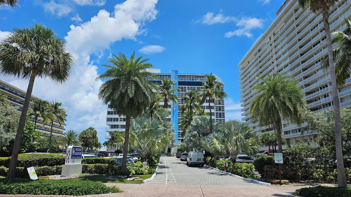 Galt Mile Condo | Lovely Beachfront Condo overlooking the Ocean, private jacuzzi, balcony & pool